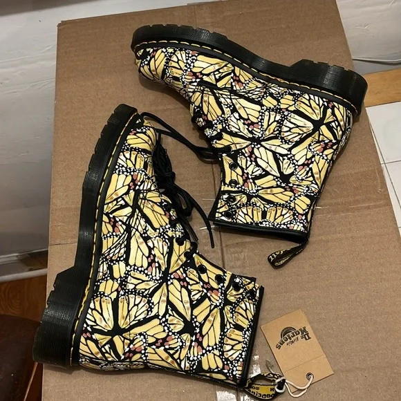 Dr Martens 1460 Butterfly Print Suede Lace-Up Boots Size 7 NWT - Picture 8 of 15